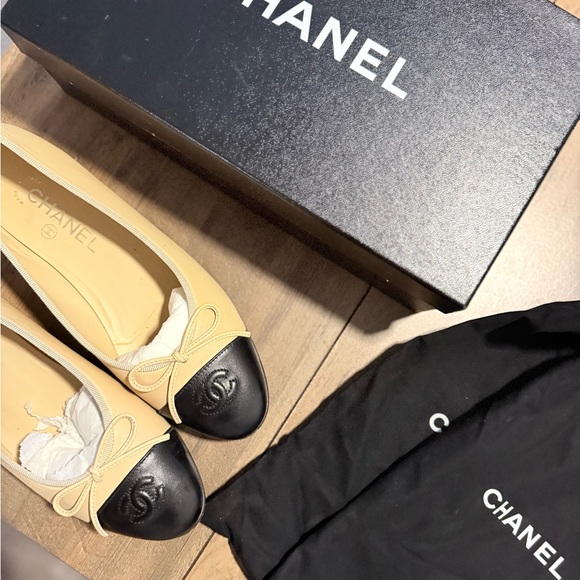 CHANEL Two-Tone Beige and Black Flats - Picture 3 of 13